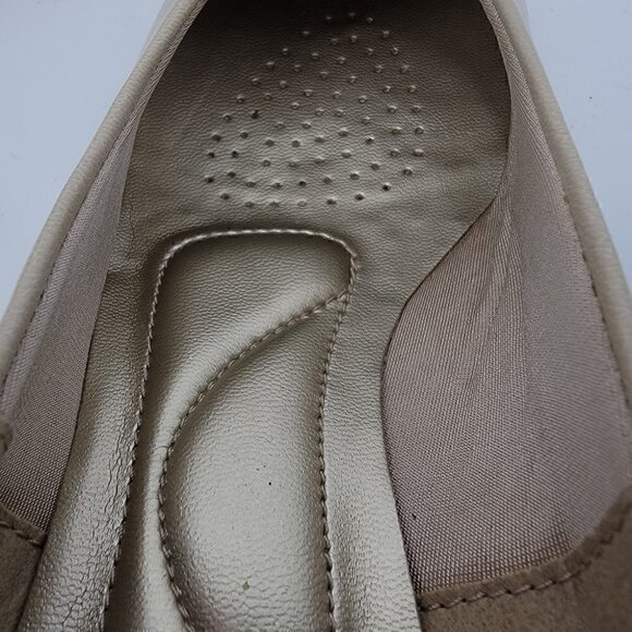 Soft Style EUC Women's 7.5 USA Style# H79652 Slip On Low Heel Cream Pumps - Picture 11 of 12